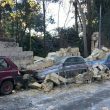 Alcune mura sono crollate sulle auto