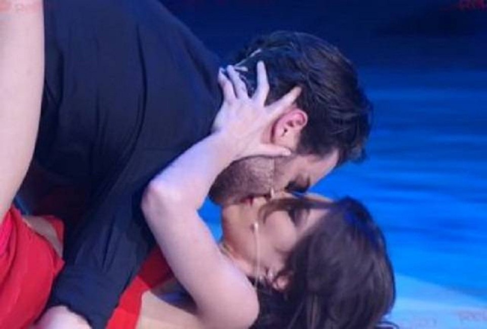 Cristina Ich e Luca Favilla. il bacio a ballando con le stelle