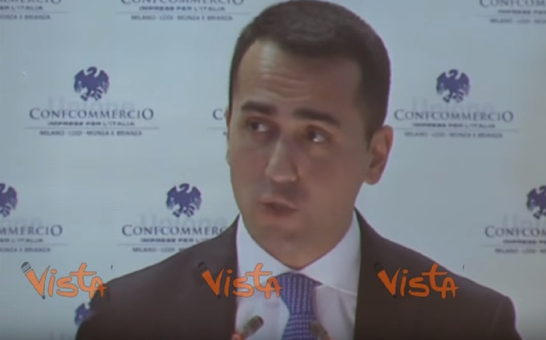 Di Maio: "Non daremo reddito cittadinanza a chi sta sul divano"