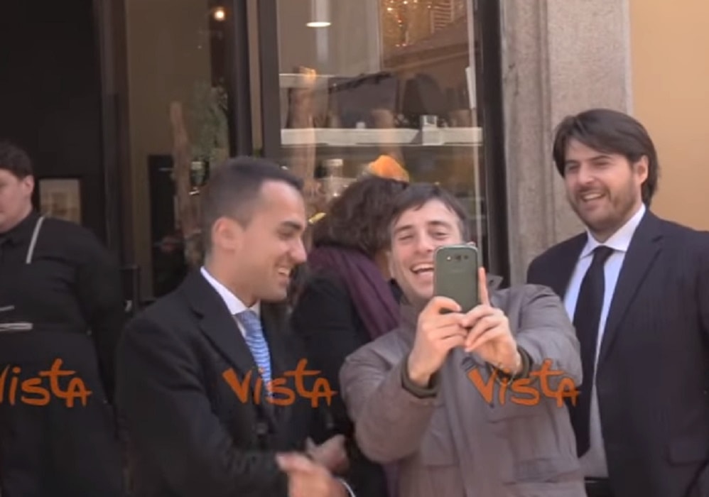 Luigi Di Maio fermato in strada per scattare selfie