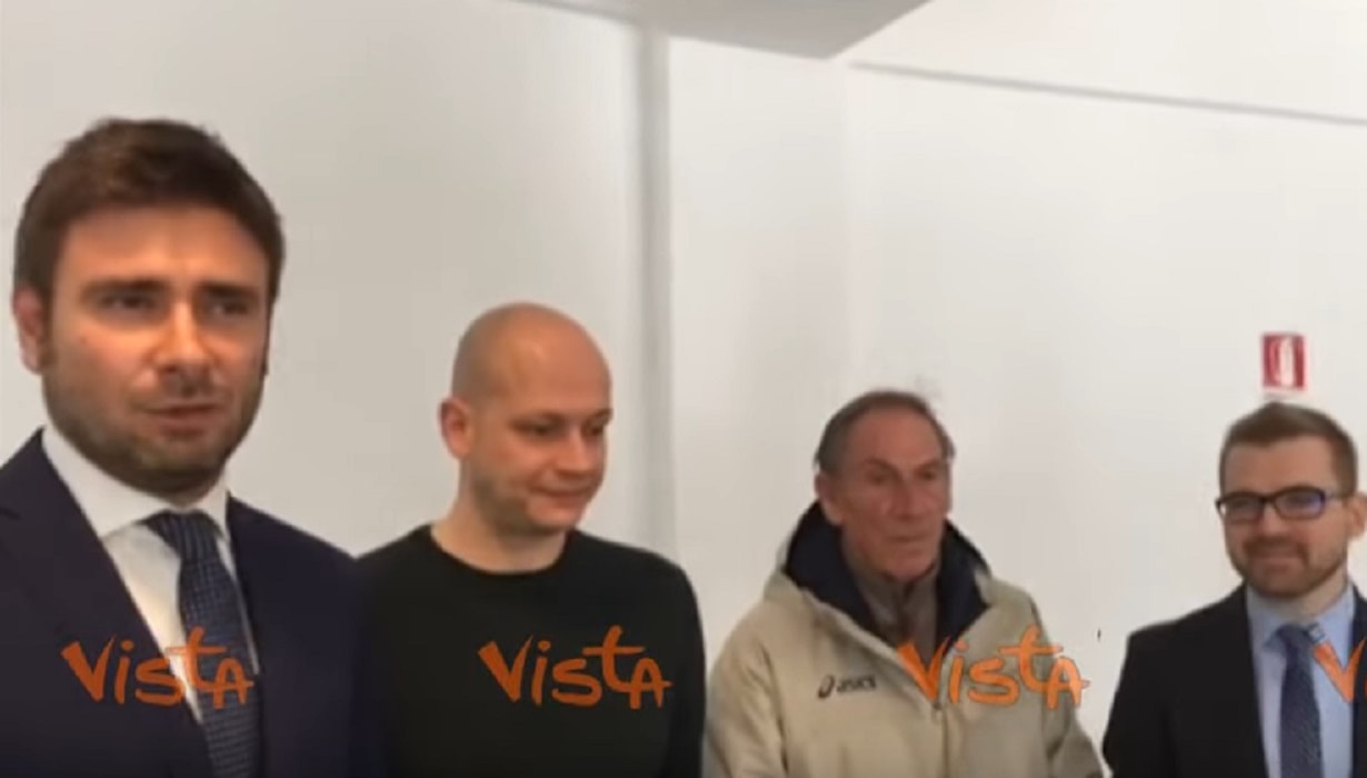 Di Battista: "Quel rosicone di Berlusconi dirà che nuota meglio di Fioravanti"