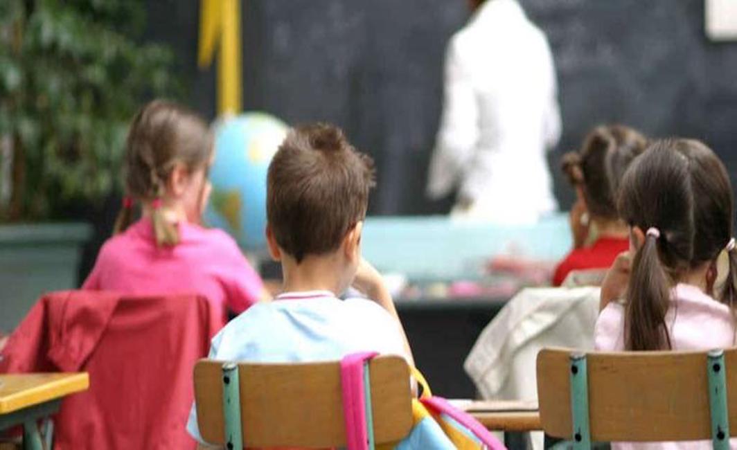 Taranto, la maestra arrestata per maltrattamenti picchiata dai genitori mentre fa shopping