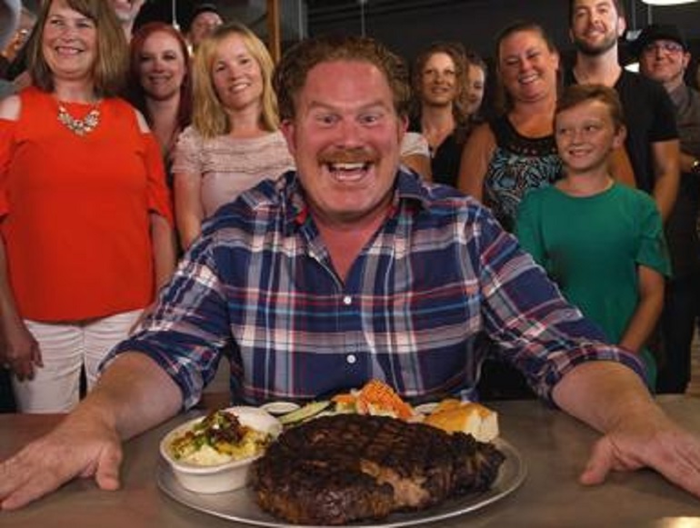 "Man V Food", sfida a Milano e Padova: mangiare un panino da 800 grammi in 35 minuti