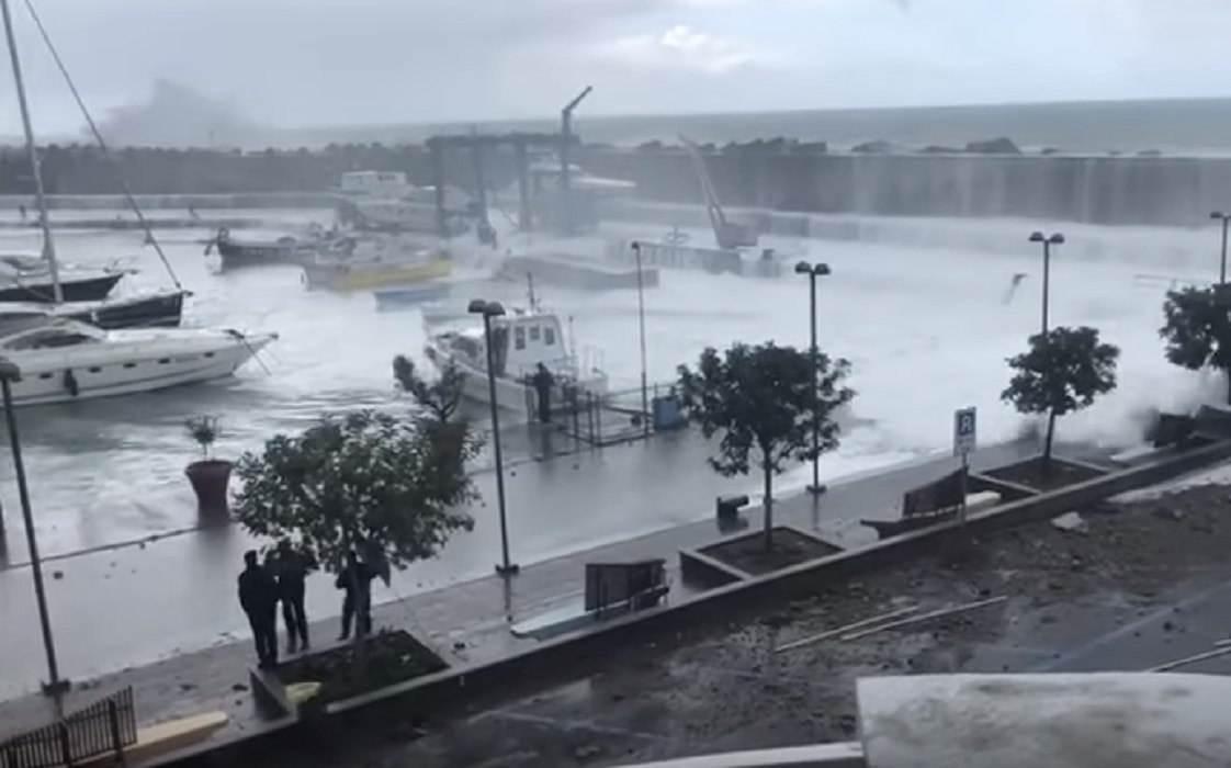 maratea mare invade porto