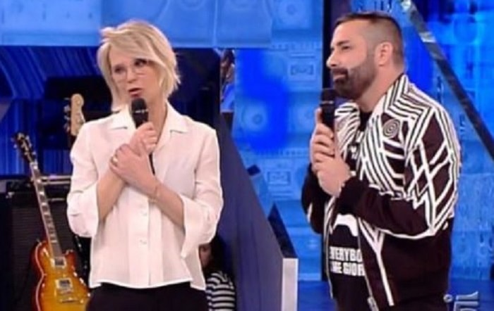 Amici, la rivoluzione di Luca Tommassini in vista del serale: sarà in diretta e basta tute per i ragazzi