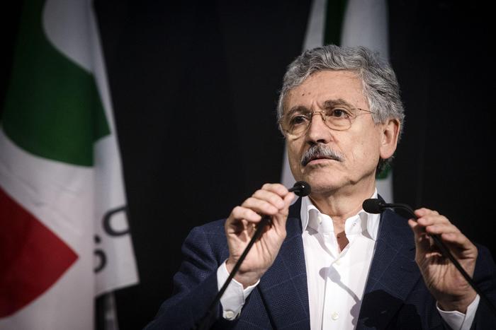Massimo D'Alema è la causa della crisi Pd. Il Dio della politica lo ha punito