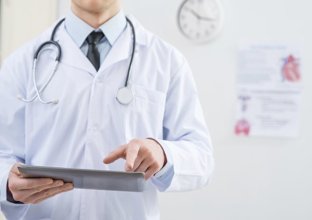 Urina, il colore rivela lo stato di salute e di idratazione. Ecco quando preoccuparsi