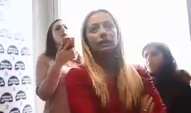 Giorgia Meloni, fuorionda nel pallone: "Qui me fate morì... Non me ricordo le proposte"