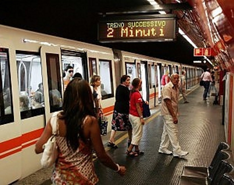 Roma, pannello cede in galleria a Barberini: treno metro A danneggiato