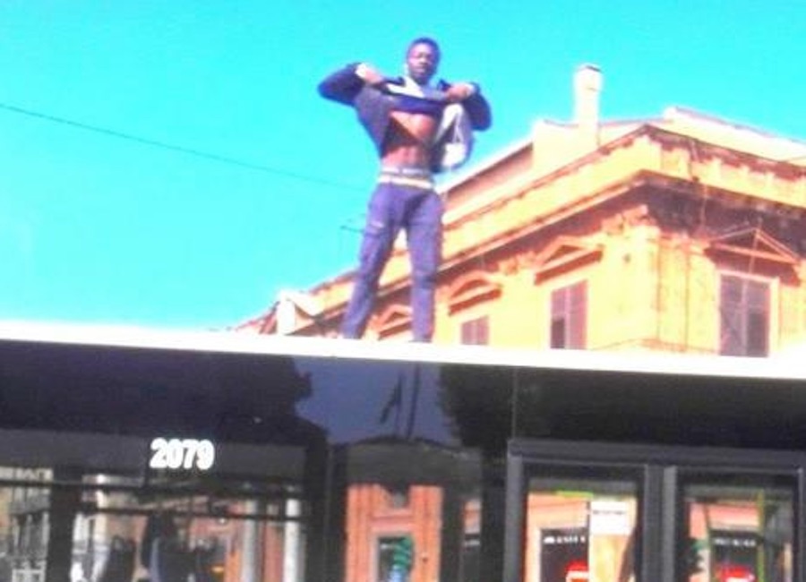 YOUTUBE Palermo, migrante sul tetto del bus grida: "Libertà". Fermato