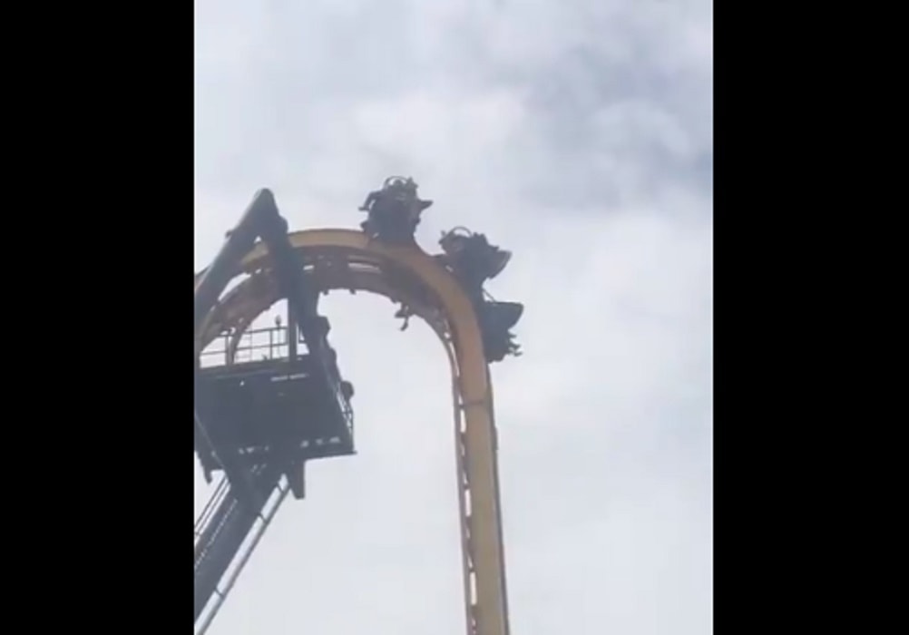Montagne russe bloccate: in aria per 45 minuti