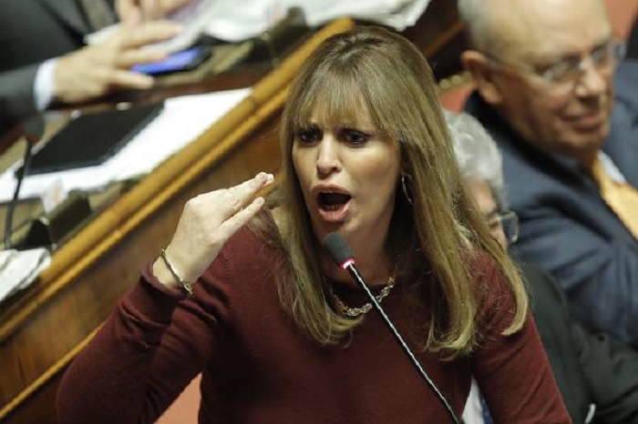 Alessandra Mussolini: "Perdonare mio marito Mauro? Ma che siamo matti..."