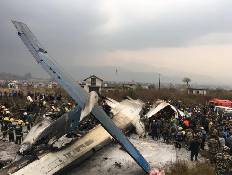 Il luogo dell'incidente nell'aeroporto di Kathmandu (foto Ansa)