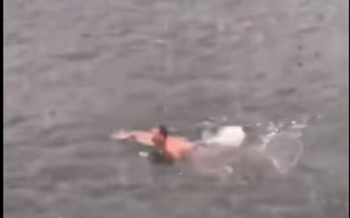 Liguria sotto zero: c'è chi fa il bagno durante la bufera di neve