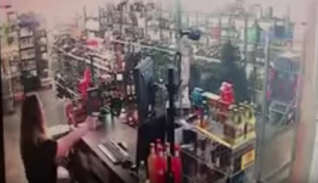 Oklahoma, entra nel negozio per rapinarlo: mamma e figlia gli sparano