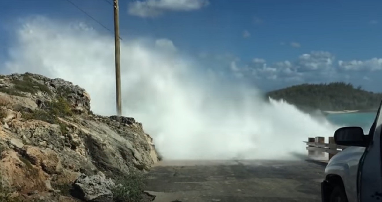 Scavalca ponte: onda alta 12 metri lo scaraventa sugli scogli