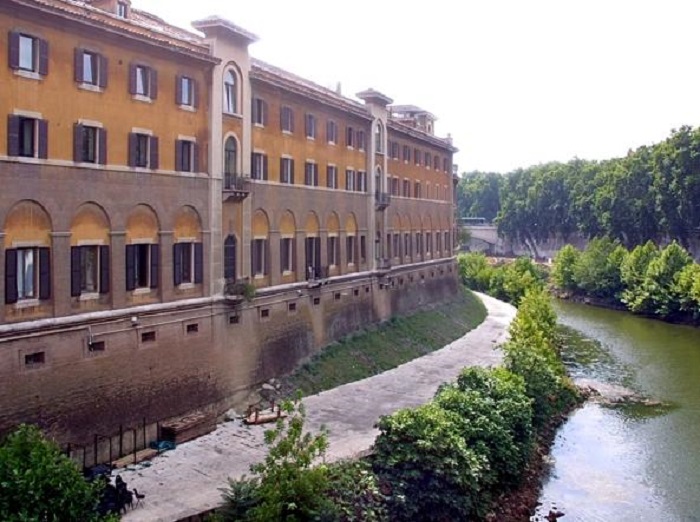 Roma, uomo precipita dal terzo piano dell'ospedale Fatebenefratelli: morto sul colpo
