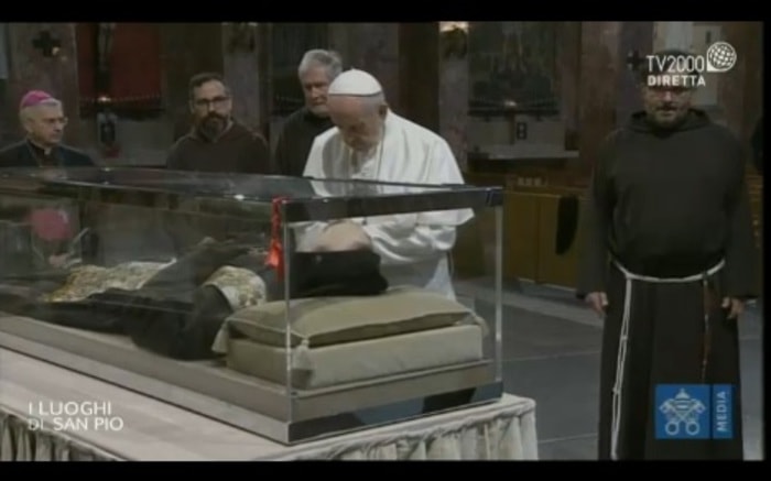 papa francesco prega corpo padre pio
