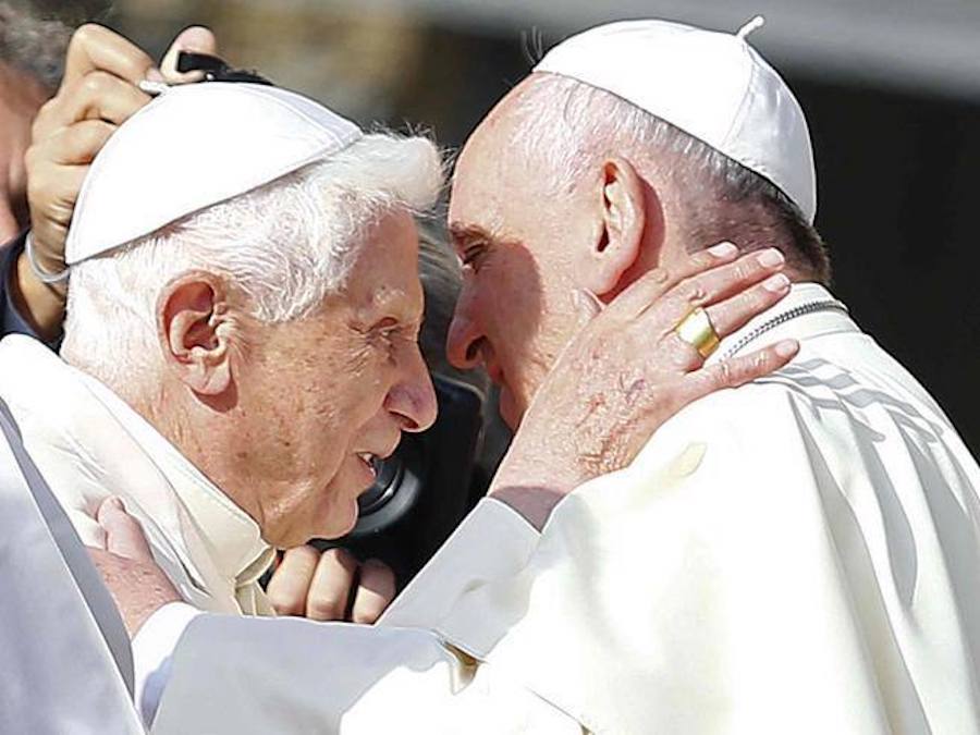 Ratzinger difende Papa Francesco: "Non ha statura teologica? Stolti pregiudizi"