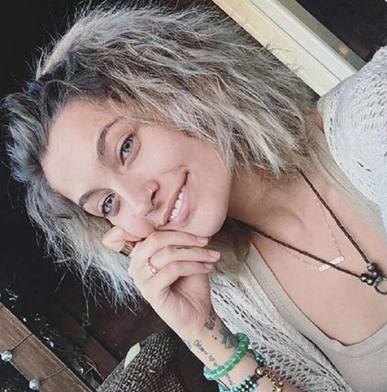 Paris Jackson e Cara Delevingne si baciano fuori da un locale di Los Angeles