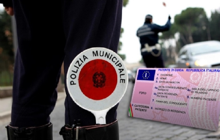 Patente via a donna che causa incidente frugando nella borsetta: e quelli al telefono?