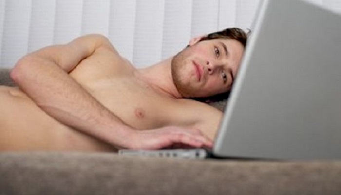 Cremona: uomo si tocca in ufficio davanti al pc e alla finestra, 10mila euro di multa