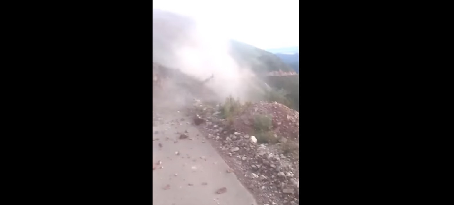 Sotto la montagna franata per filmare: donna sepolta da detriti