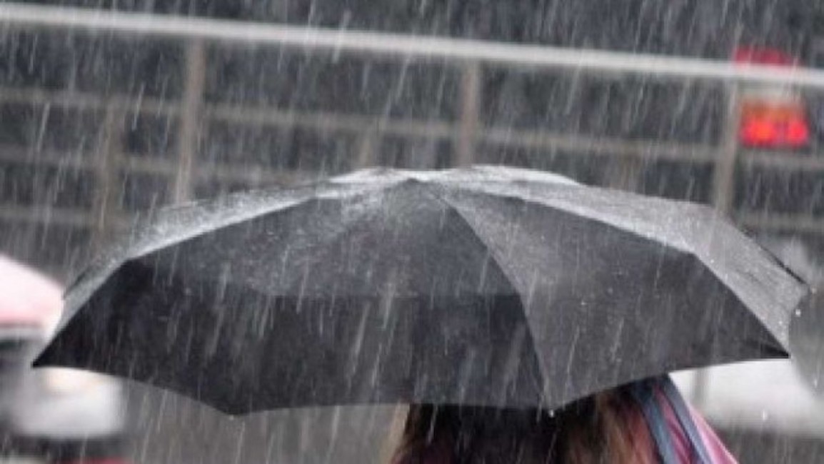 Maltempo divide in due l'Italia: piogge e vento al Centro Nord, sole estivo a Palermo