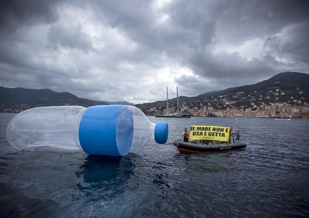 Plastica nelle bottiglie d'acqua nel 93% dei campioni