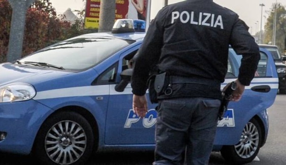 Montecatini Terme, poliziotto difende commesse da romeni ubriachi: lo prendono a bottigliate in testa