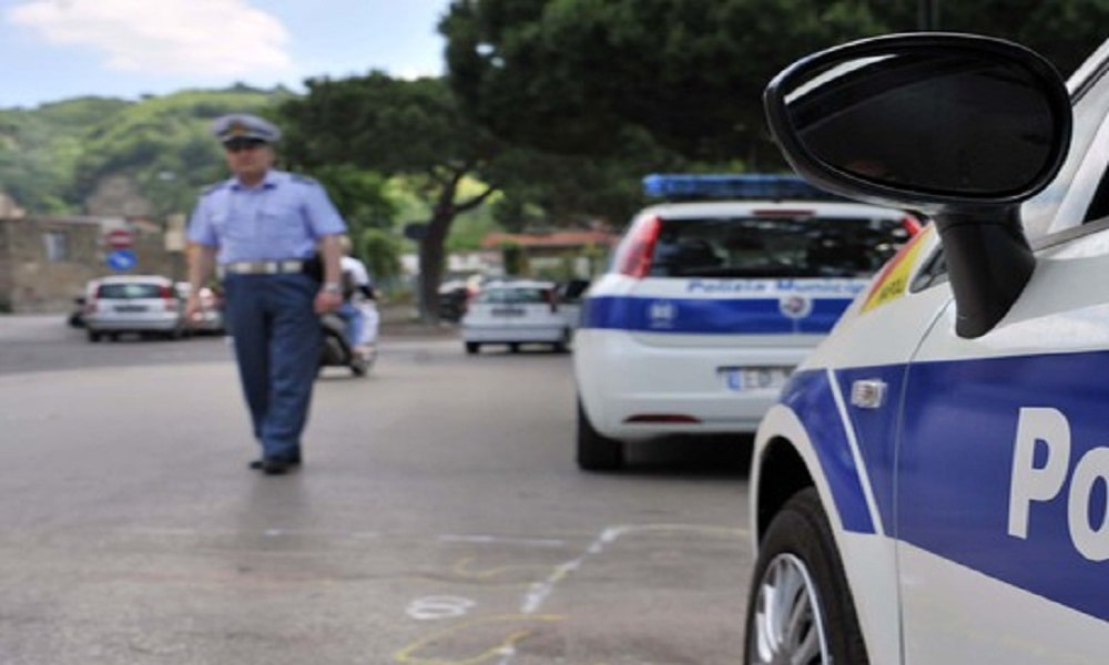 Roma, automobilista in divieto di sosta aggredisce vigili e gli sputa in faccia