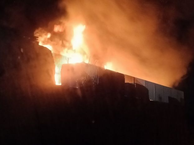 Pomezia, fiamme in capannone pneumatici: colonna di fumo tossico