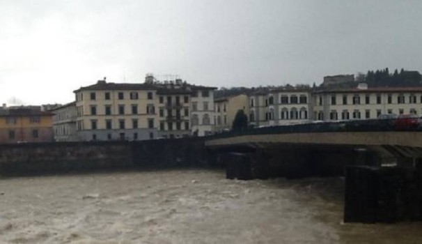 Firenze, uomo ferito a colpi di pistola in centro, sul ponte Vespucci. Un fermo