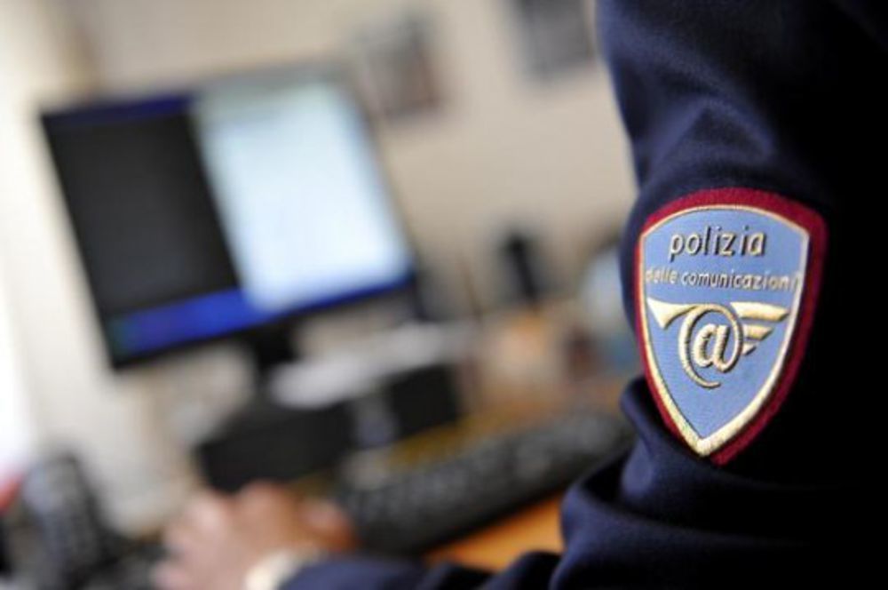 Maestro ai domiciliari: nel suo pc centinaia di foto e video di bambini