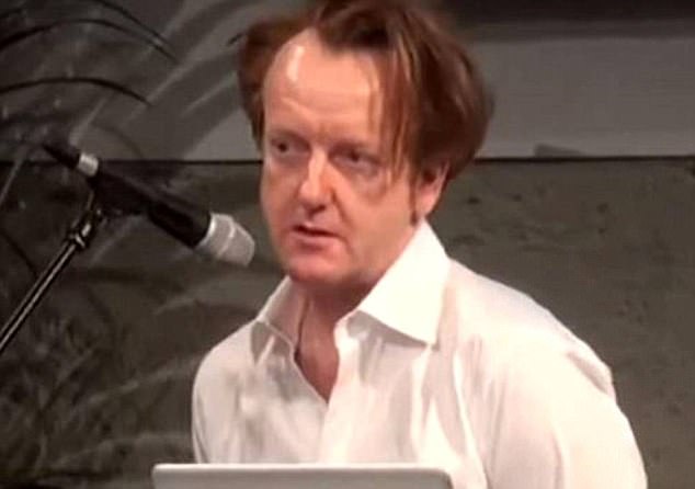 Prof licenziato per aver avuto rapporti con studentesse all'università