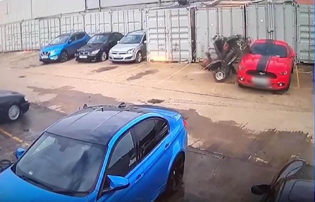 Quad modificato accelera finisce contro auto sportiva