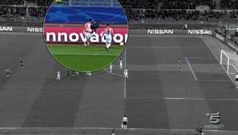 Matteo Cancellieri, chi è il raccattapalle spinto da Ferreyra dello Shakhtar (foto Ansa)