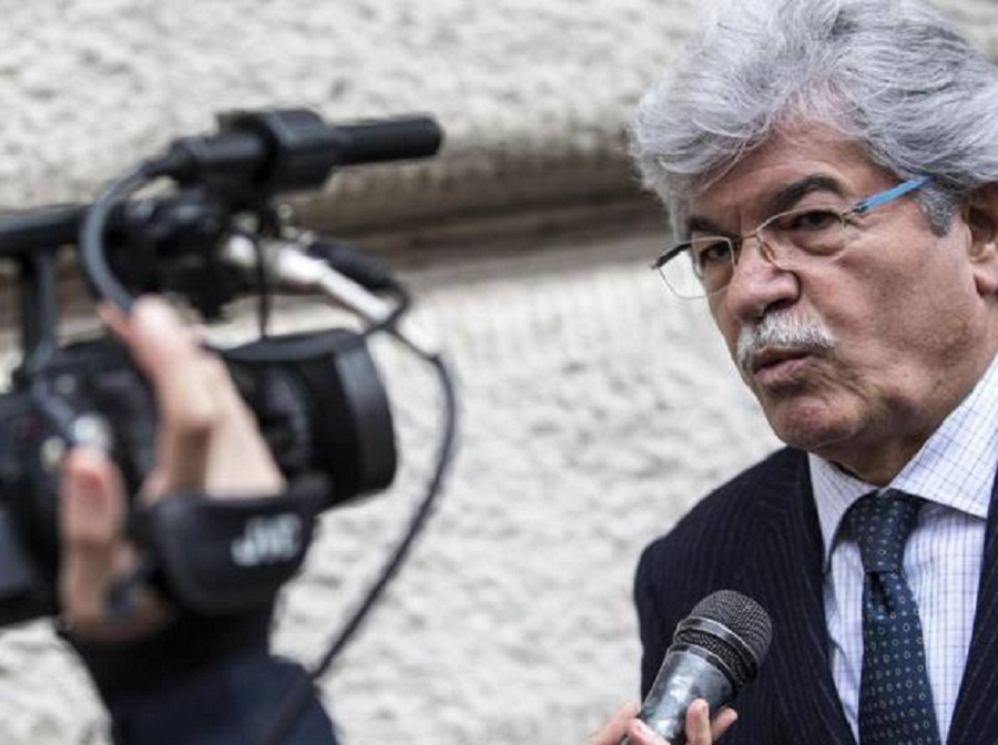YOUTUBE Antonio Razzi al Senato da non rieletto: ressa tra giornalisti "Se sarei..."