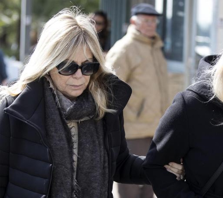 Rita Dalla Chiesa entra nell'ospedale Sant'Andrea dove e' morto il conduttore televisivo Fabrizio Frizzi (foto Ansa)