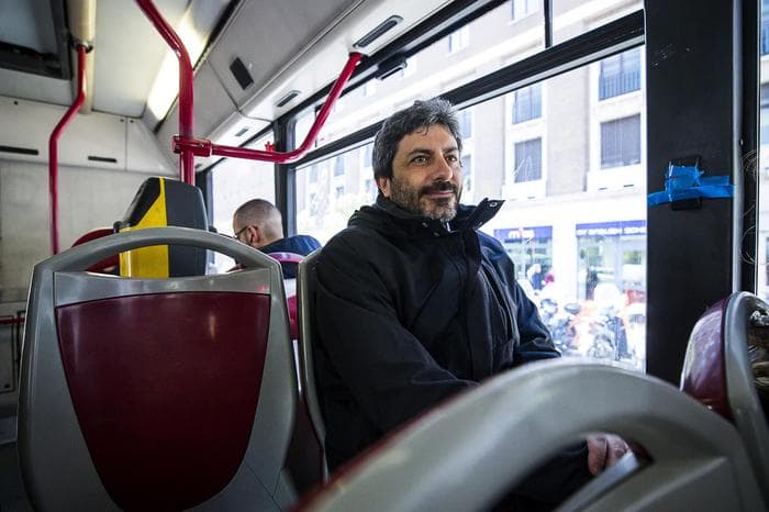 Roberto Fico a Montecitorio in bus. Bene, bravo, bis. Abbiamo risparmiato 15 euro. E se avesse dato il meglio di sé?