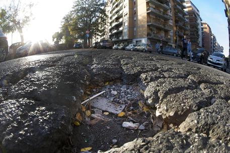 Roma, buche nelle strade, la procura apre un'indagine