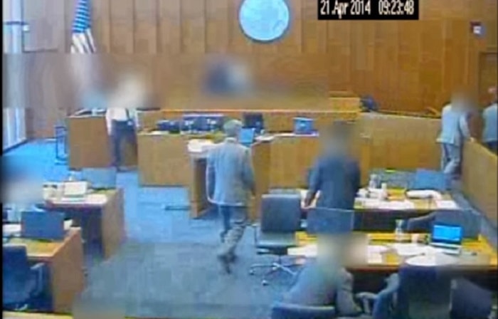 Gangster prova a uccidere testimone con una penna durante processo