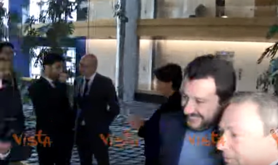Salvini, tutti pazzi per il leader della Lega: sostenitori in fila per fare selfie