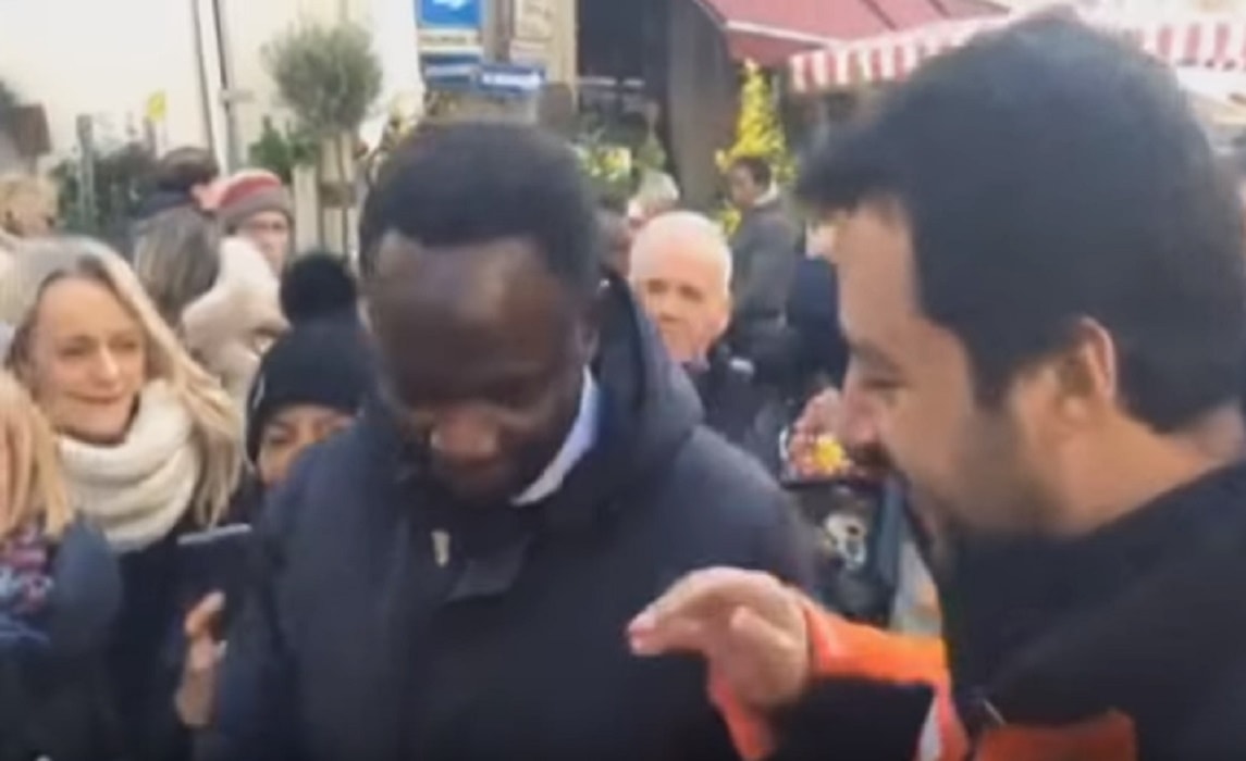 Salvini, selfie con un ragazzo nero saluta Balotelli: "Ciaone, bacioni"