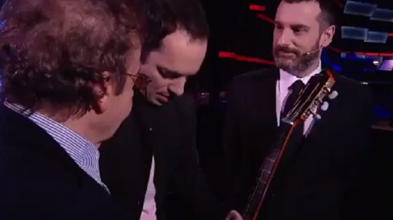 "The Voice", Saverio Martucci eliminato spacca la chitarra e insulta tutti: "Una m..."