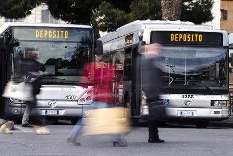 Sciopero generale 8 marzo: sindacati base bloccano treni, aerei, bus e taxi