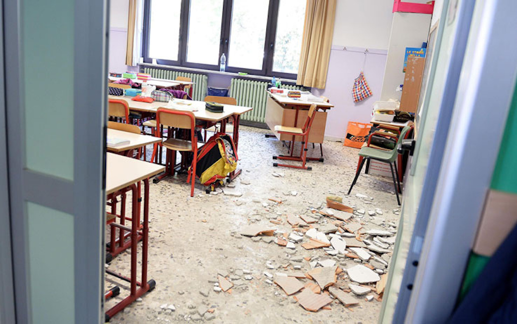 Milano, crolla controsoffitto nella scuola elementare: 4 bimbi colpiti