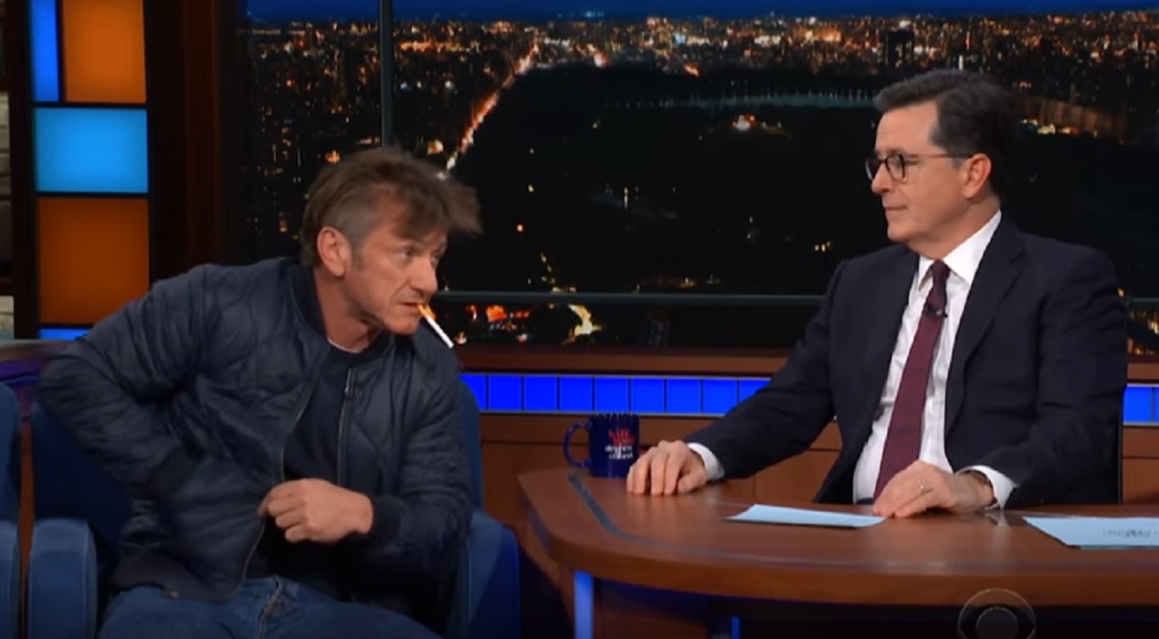 Sean Penn si accende una sigaretta durante l'intervista in tv