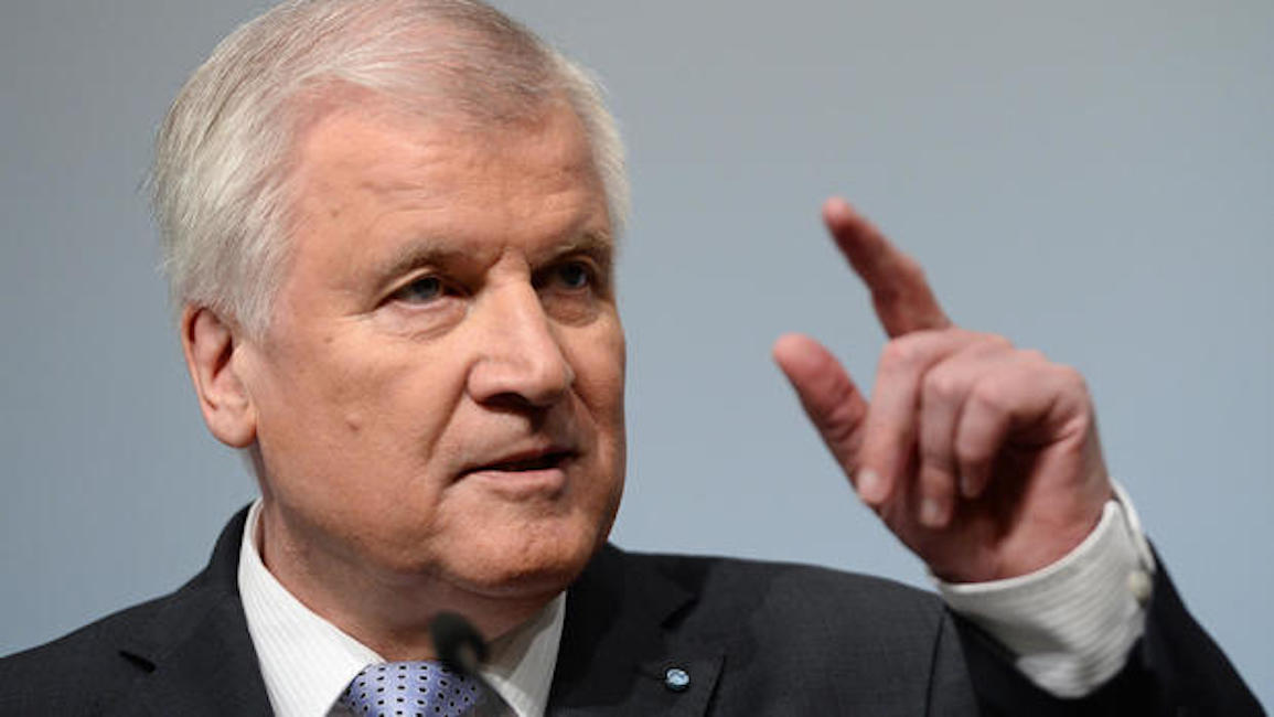 Angela Merkel, il nuovo ministro Interni promette di accelerare deportazioni di migranti criminali