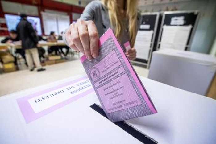 Elezioni: scrutatrice strappa il registro degli uomini: bloccata dai Carabinieri